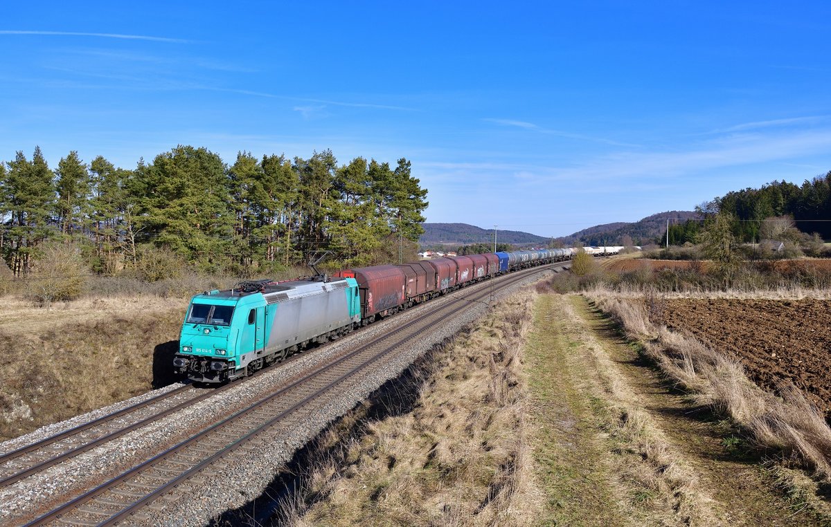 185 614 mit einem Güterzug am 20.02.2021 bei Kerschhofen.