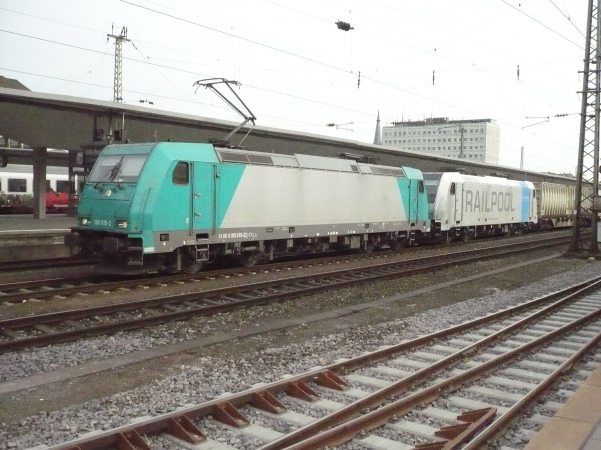 185 615-2 und 185 671-7 mit Containerzug in Koblenz HBhf 30.03.2014