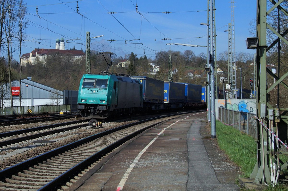 185 615-2 der Alpha Trains Luxemburg mit Güterzug bei der Durchfahrt durch den Bahnhof Vilshofen.
Im Hintergrund die Abtei Schweiklberg.
Vilshofen, 6.4.2018
