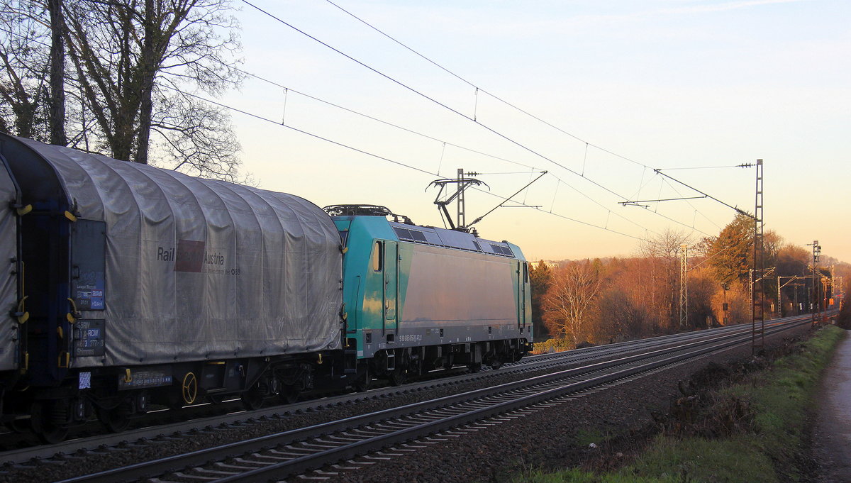 185 615-2 von Crossrail fährt als Schubhilfe sie schiebt einem schweren gemischten Güterzug aus Linz Voestalpine(A) nach Antwerpen Waaslandhaven(B) bis zum Gemmenicher-Tunnel. Vorne fährt die Class 66 266 035-5  von Railtraxx. 
Aufgenommen an der Gemmenicher-Rampe am Gemmenicher-Weg auf dem Montzenroute.
In der Abendstimmung am Abend vom 14.2.2019. 