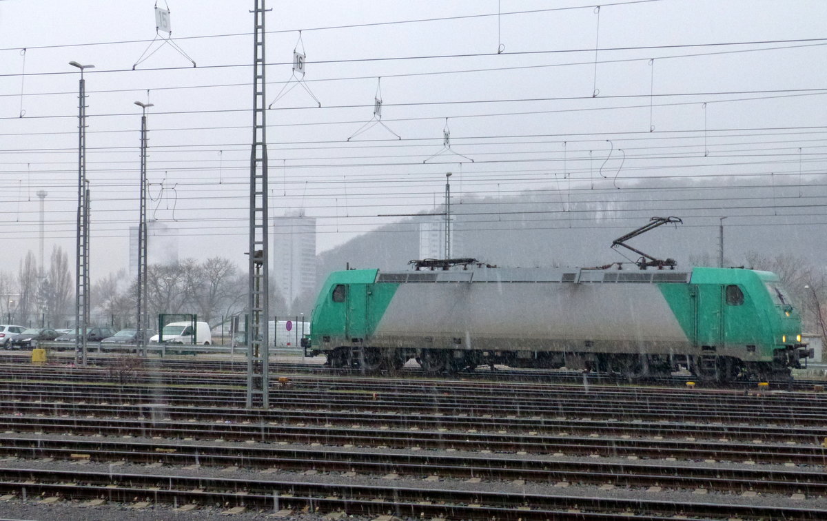 185 615-2 von Crossrail  rangiert in Aachen-West.
Aufgenommen vom Bahnsteig in Aachen-West. 
Bei Schneeregen am Nasskalten Nachmittag vom 2.2.2018.