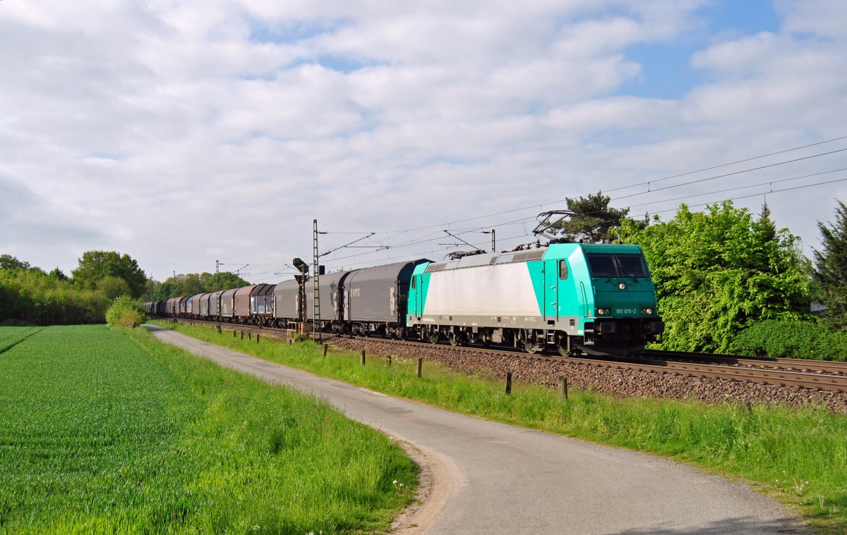 185 615-2 fuhr am 15.05.2015 mit einem Güterzug durch Eystrup in Richtung Bremen.