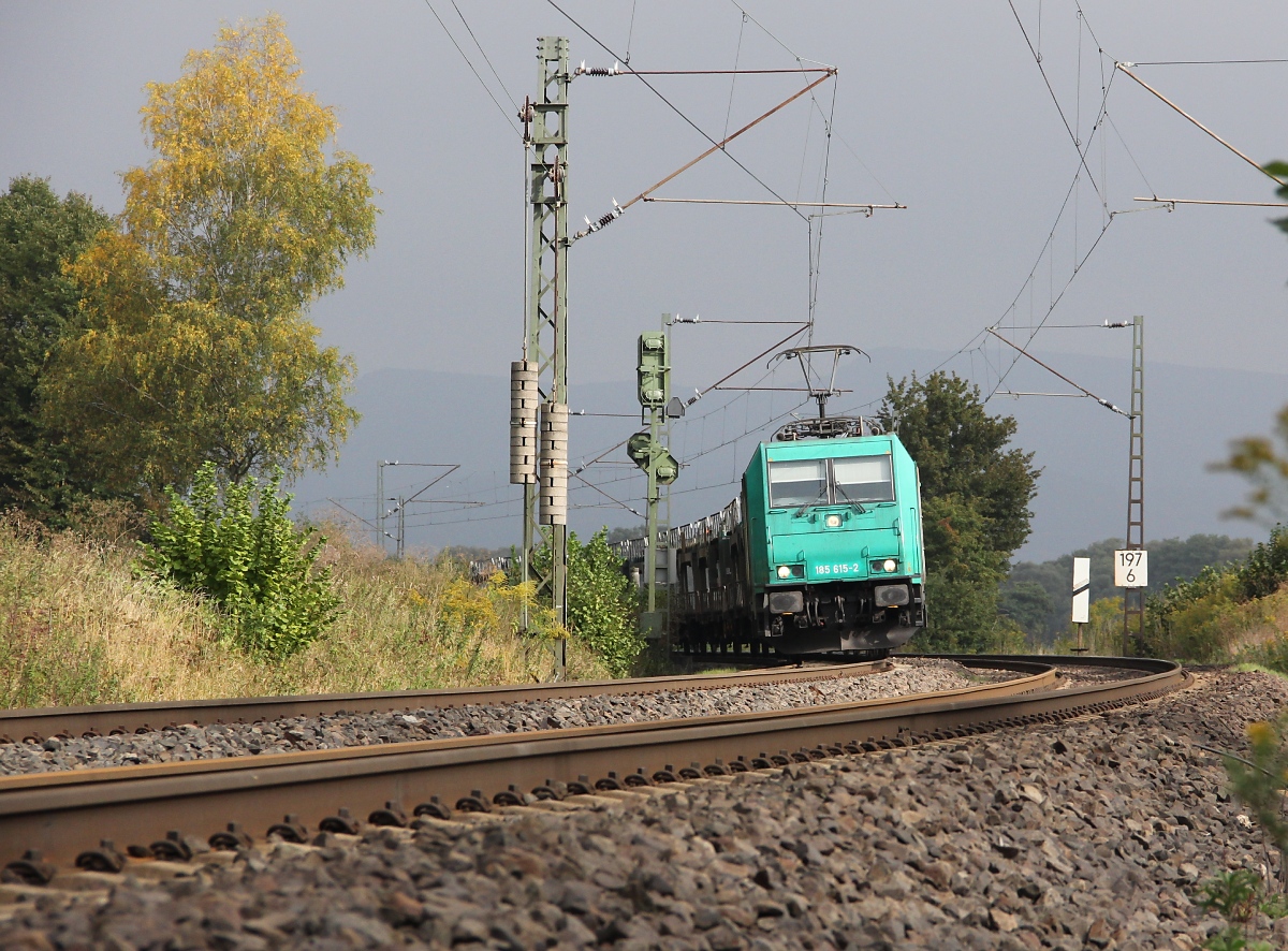 185 615-2 mit leerem Autotransportzug in Fahrtrichtung Süden vor beängstigendem Himmel. Aufgenommen bei Wehretal-Reichensachsen am 26.09.2013.