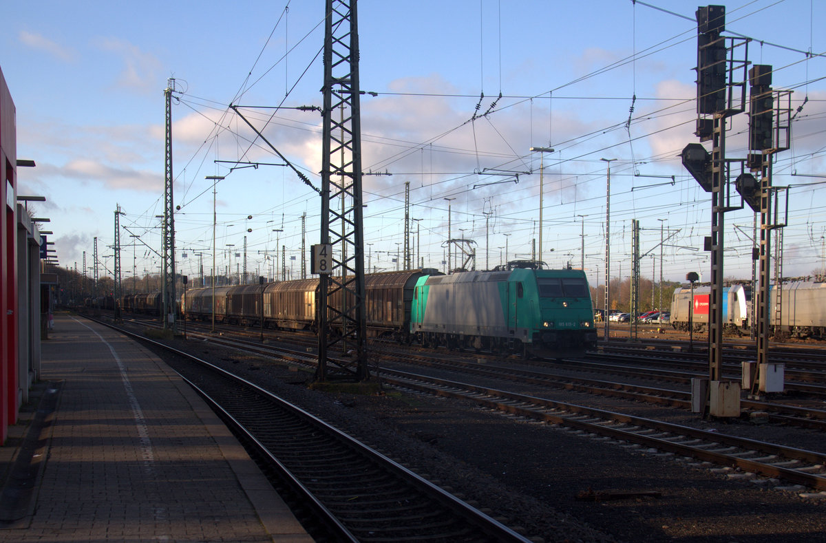 185 615-2  von Railtraxx fährt mit einem Güterzug aus Antwerpen-Waaslandhaven(B) nach Linz-Voestalpine(A) und fährt in Richtung Aachen-Schanz,Aachen-Hbf,Aachen-Rothe-Erde,Stolberg-Hbf(Rheinland)Eschweiler-Hbf,Langerwehe,Düren,Merzenich,Buir,Horrem,Kerpen-Köln-Ehrenfeld,Köln-West,Köln-Süd. 
Aufgenommen vom Bahnsteig von Aachen-West.
Bei Sonne und Wolken am Nachmittag vom 3.12.2019.