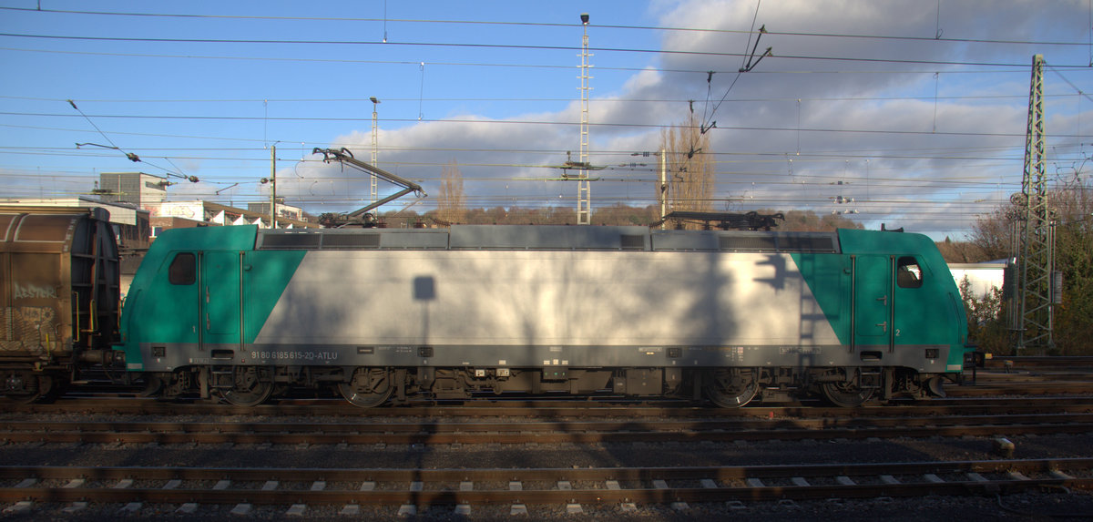 185 615-2 von Railtraxx fährt mit einem Güterzug aus Antwerpen-Waaslandhaven(B) nach Linz-Voestalpine(A) und fährt in Richtung Aachen-Schanz,Aachen-Hbf,Aachen-Rothe-Erde,Stolberg-Hbf(Rheinland)Eschweiler-Hbf,Langerwehe,Düren,Merzenich,Buir,Horrem,Kerpen-Köln-Ehrenfeld,Köln-West,Köln-Süd. Aufgenommen vom Bahnsteig von Aachen-West. Bei Sonne und Wolken am Nachmittag vom 3.12.2019.