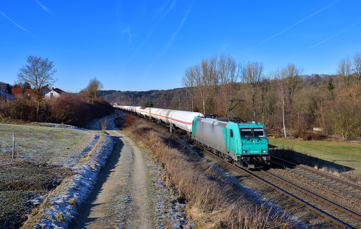 185 615 mit einem Güterzug am 22.12.2021 bei Seestetten.