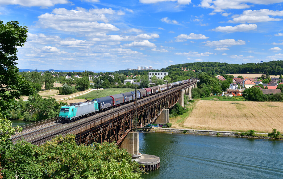 185 615 mit einem Güterzug am 16.07.2022 bei Regensburg-Prüfening.