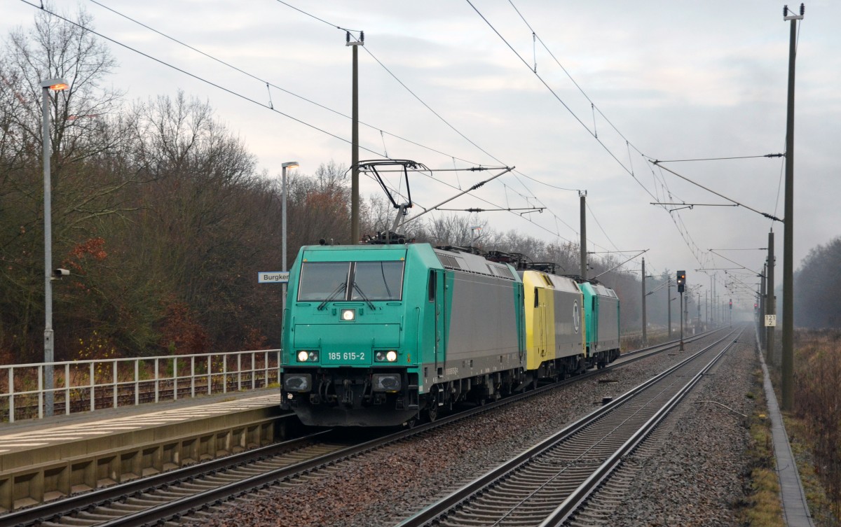 185 615 rollte zusammen mit 185 633 und einer der beiden ITL-152 am 14.12.14 als Lokzug durch Burgkemnitz Richtung Bitterfeld.