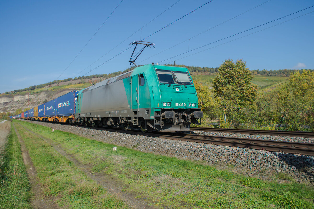 185 616-0 am 19.10.2022 bei Thüngersheim mit einem Containerzug in Richtung Süden unterwegs