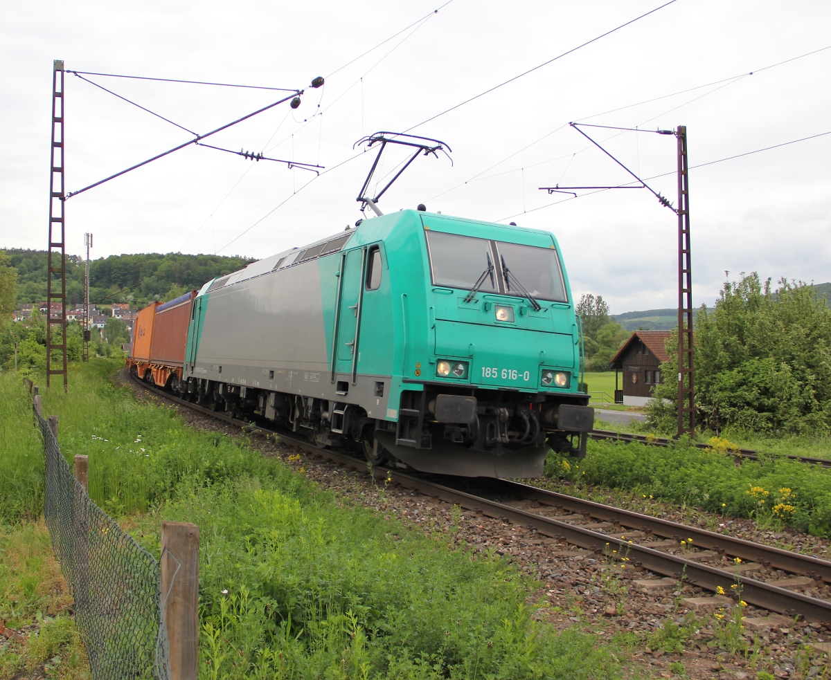 185 616-0 mit Containerzug in Fahrtrichtung Norden. Aufgenommen am 23.05.2013 in Wernfeld.