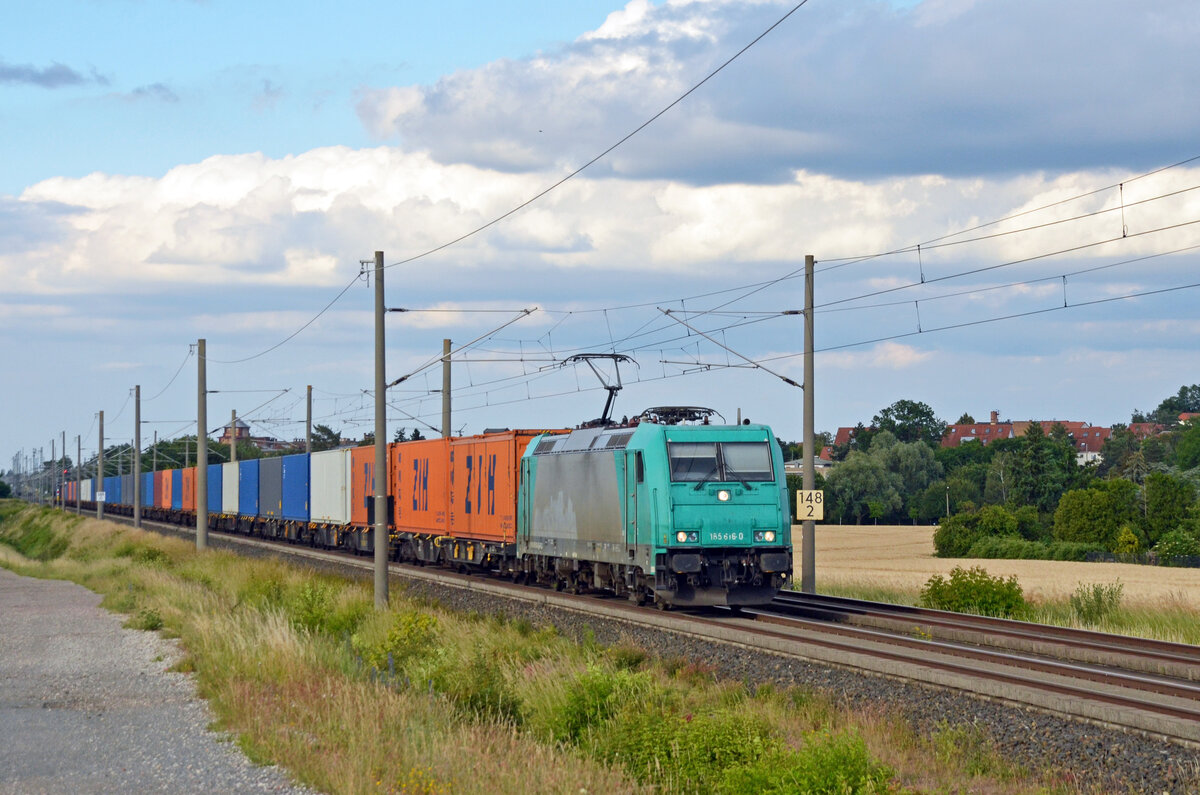185 616 der ATLU führte am 14.06.24 einen Containerzug durch Landsberg Richtung Halle(S).