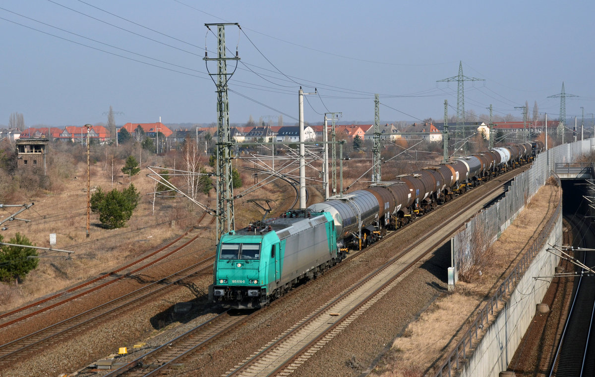 185 616 der Crossrail erreicht mit einem Kesselwagenzug am 25.03.18 Bitterfeld.