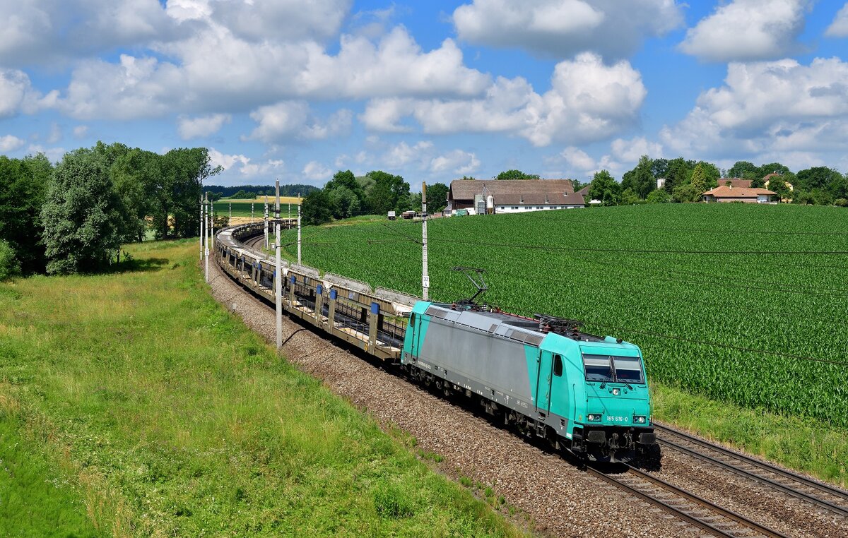 185 616 mit einem leeren Autozug am 26.06.2021 bei Neumarkt-Kallham.