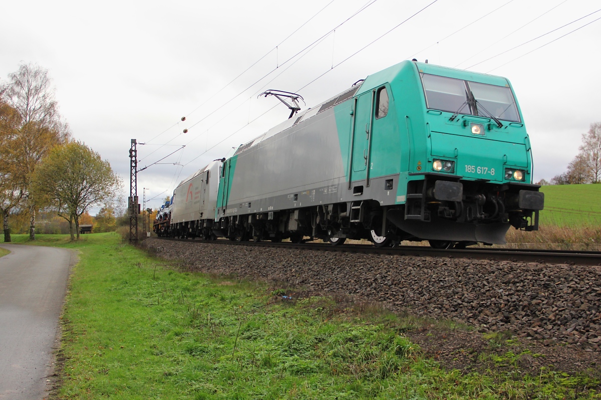 185 617-8 mit einer weiteren TXL-185 als Wagenlok und Autotransportzug in Fahrtrichtung Norden. Aufgenommen bei Niederhone am 07.11.2013.