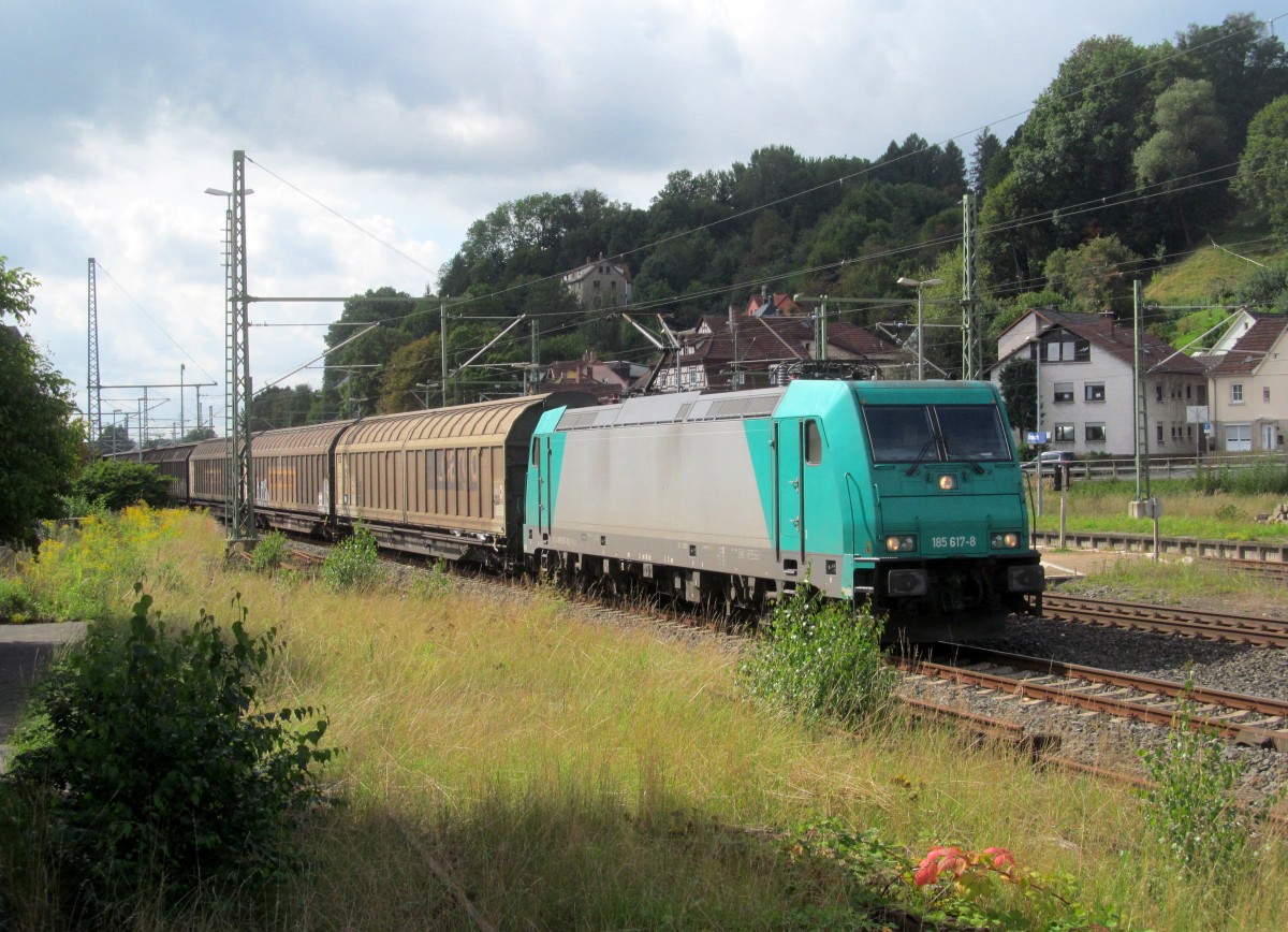 185 617-8 steht am 30. August 2014 mit einem Ganzzug H-Wagen auf Gleis 1 im Bahnhof Kronach.