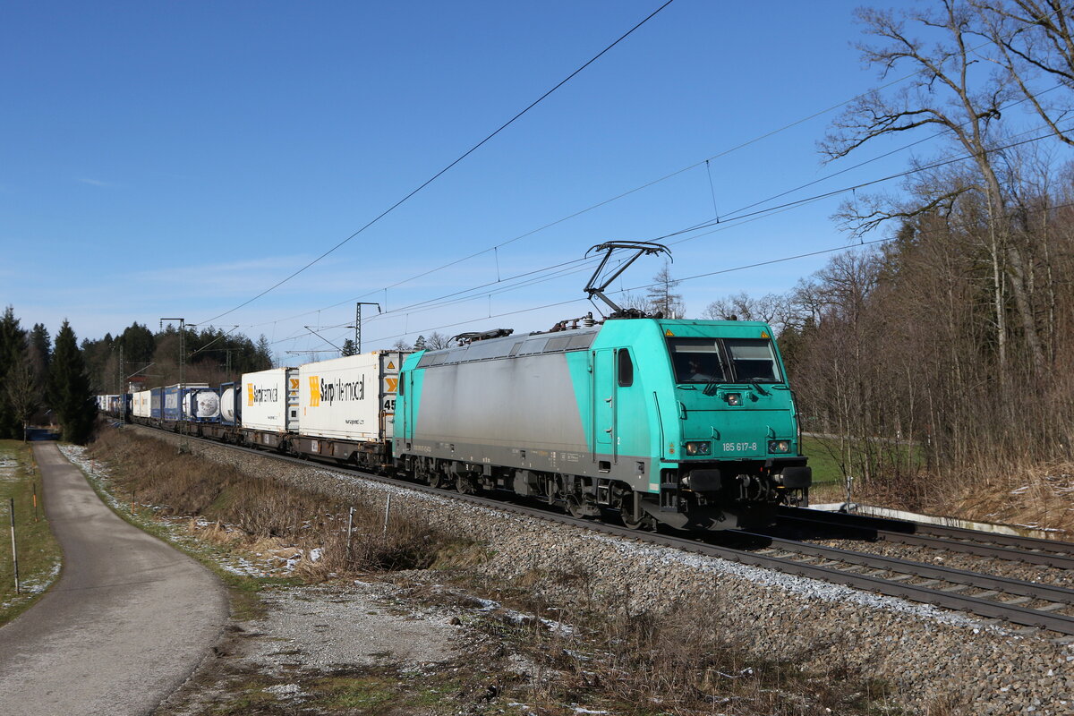 185 617 mit einem  KLV  aus München kommend am 21. Februar 2024 bei Hufschlag/Traunstein.
