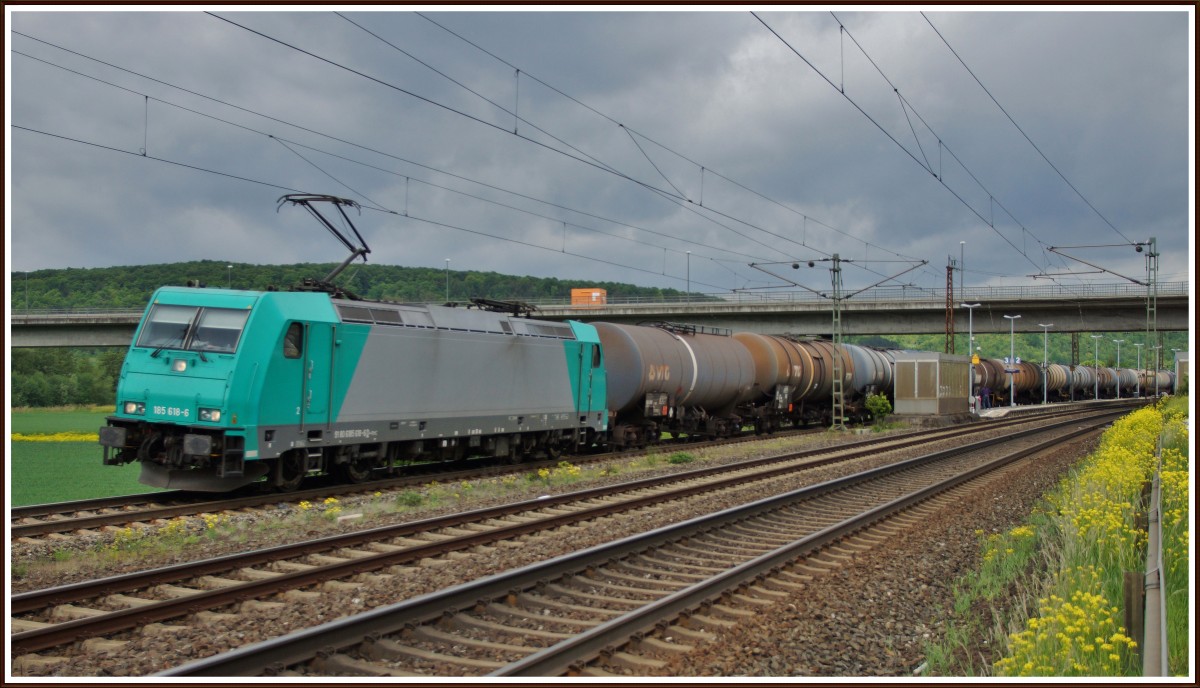 185 618-6 mit einen Kesselzug Richtung Süden am 08.05.14 in Retzbach-Zellingen.