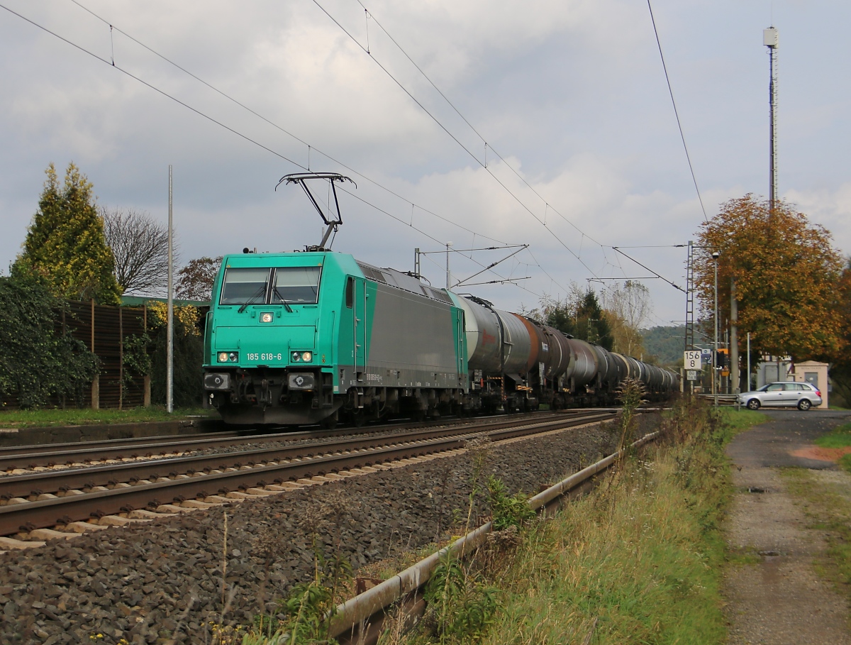 185 618-6 mit Kesselwagenzug in Fahrtrichtung Süden. Aufgenommen am 10.10.2014 in Ludwigsau-Friedlos.