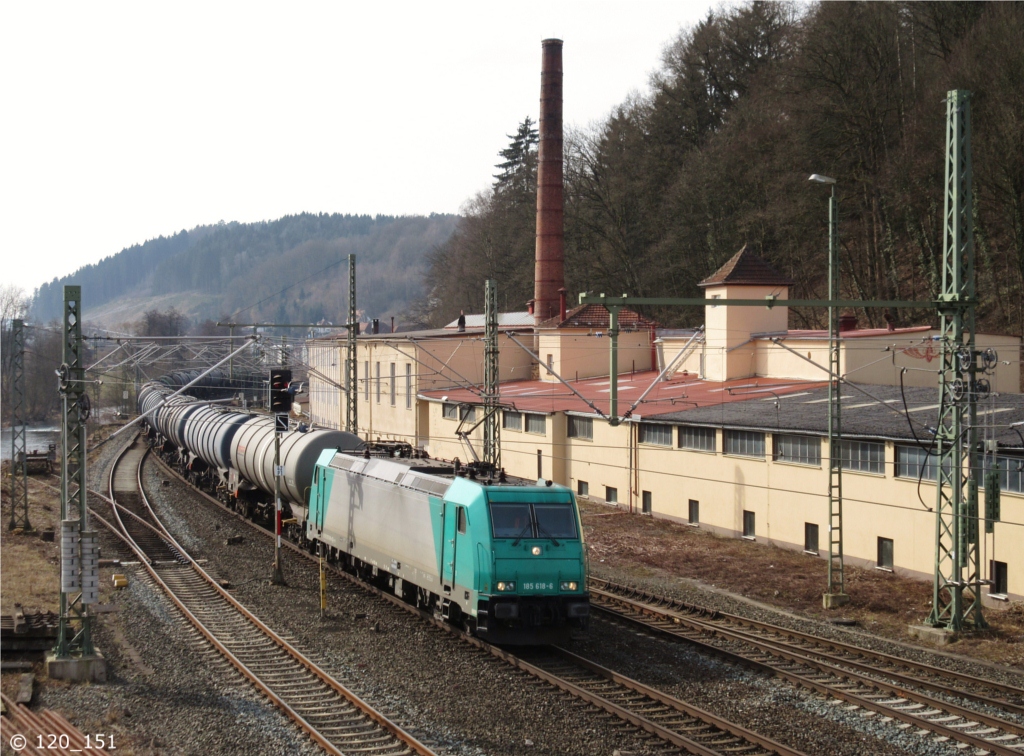 185 618-6 zieht am 07.M�rz 2015 einen Kesselzug durch Kronach in Richtung Saalfeld.
