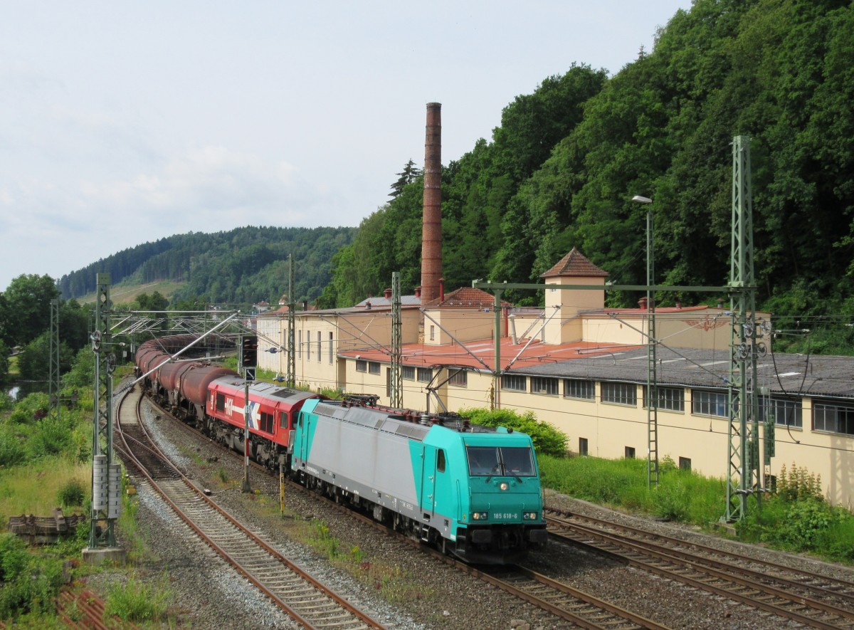 185 618-6 zieht am 28.Juni 2014 die 266 070 von RHC und einen Kesselzug durch Kronach in Richtung Saalfeld.