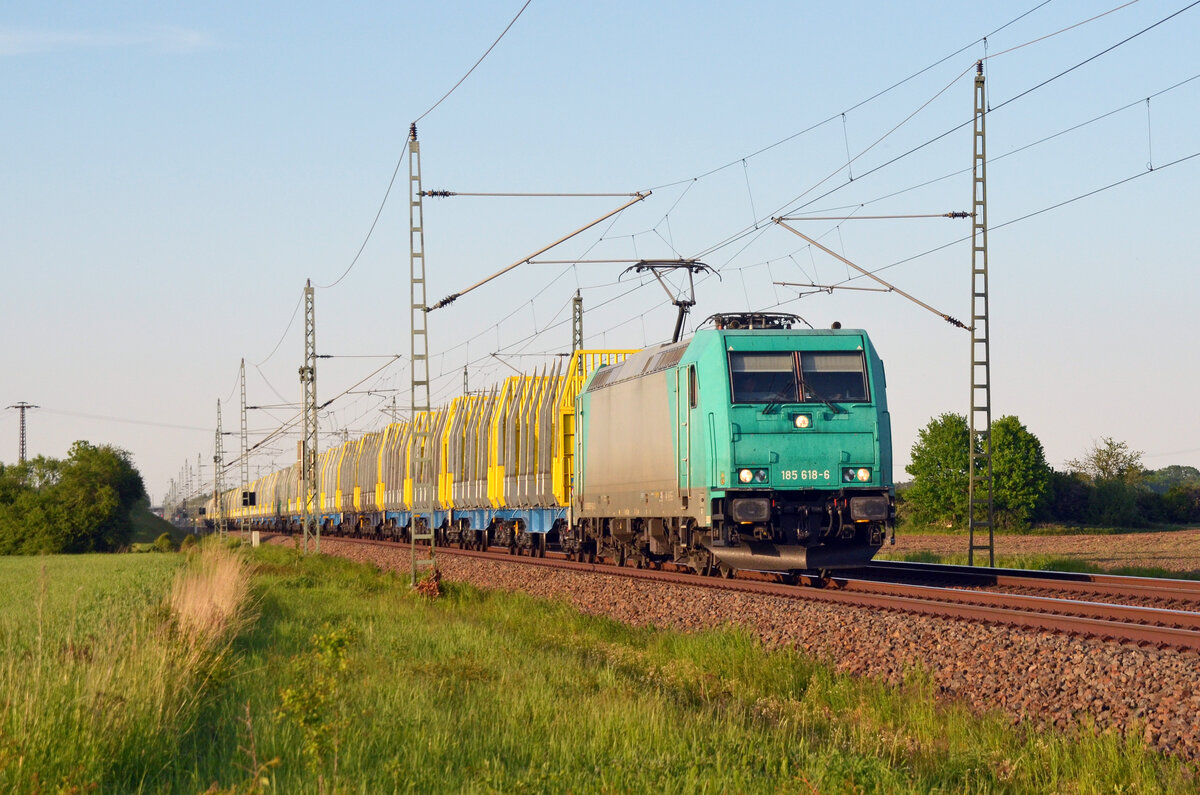 185 618 schleppte am Abend des 15.05.22 einen leeren Holzzug durch Gräfenhainichen Richtung Bitterfeld.