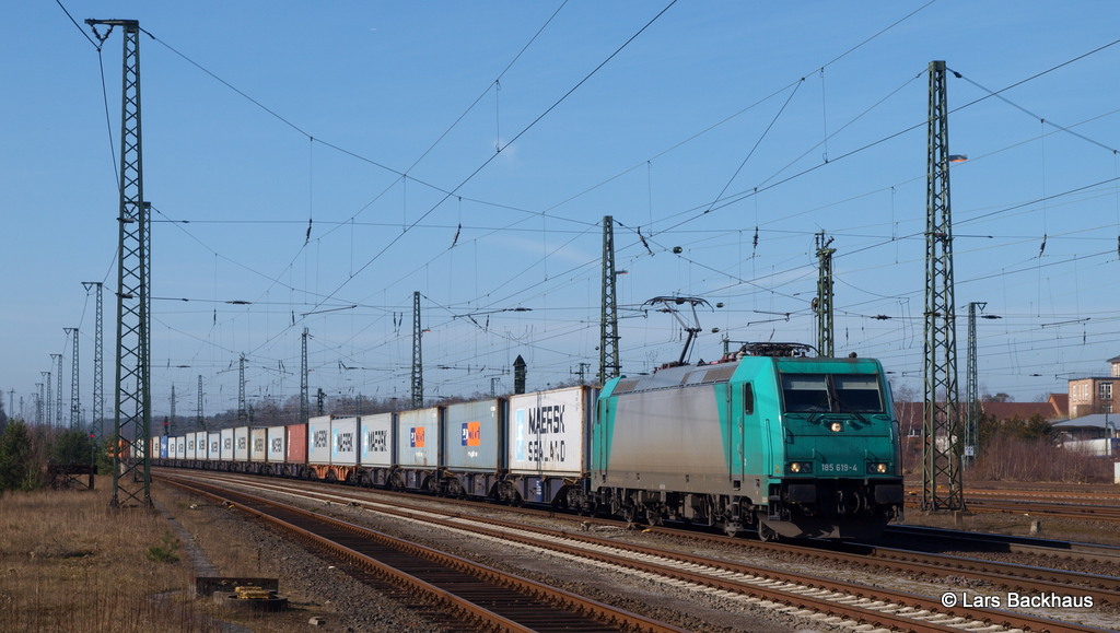 185 619-4 LOCON rollt am 09.03.14 mit einem Containerzug durch Buchholz Richtung Hamburger Hafen.