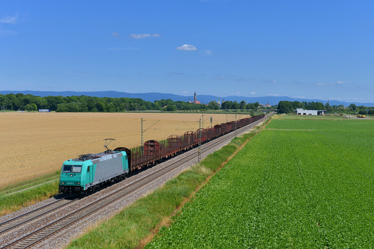 185 619 mit einem leeren Holzzug am 13.07.2017 bei Straubing. 