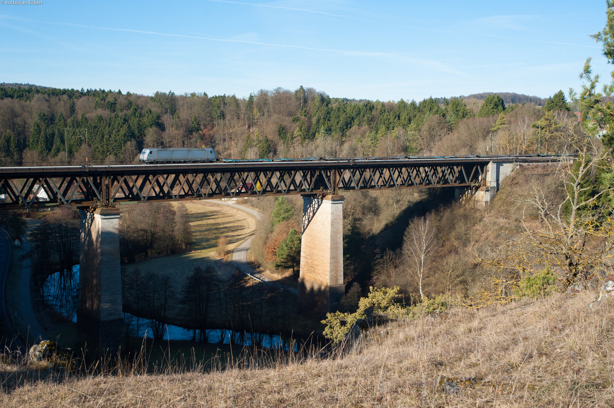 185 621-0 mit einem Flachwagenzug bei Beratzhausen Richtung Regensburg, 04.03.2017