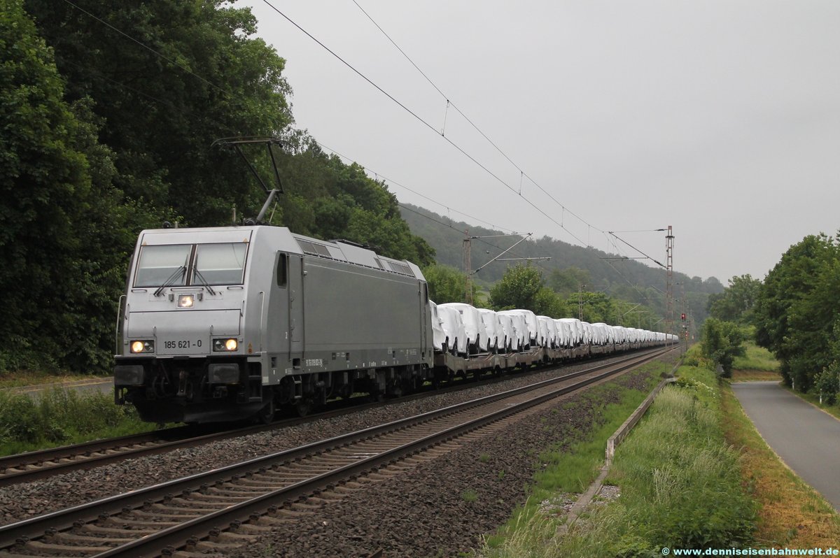 185 621-0 Railpool mit Geländewagen bei Erzhausen am 09.06.2016