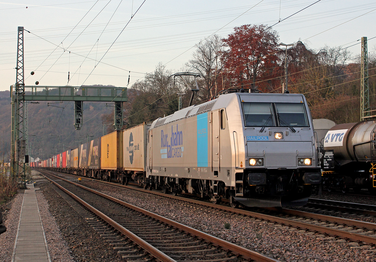 185 621-0 (RTB)  119 002-4  bei Linz am Rhein am 3.12.2013