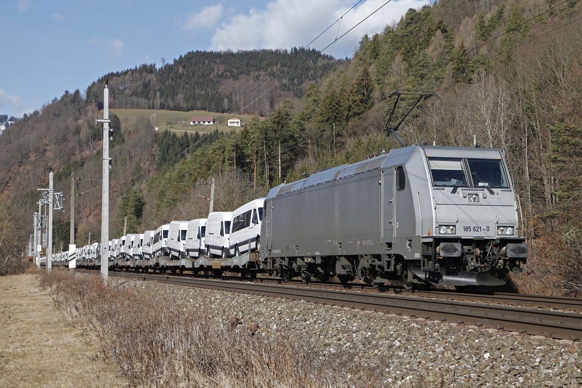 185 621 mit Güterzug nahe Pernegg am 20.02.2016.