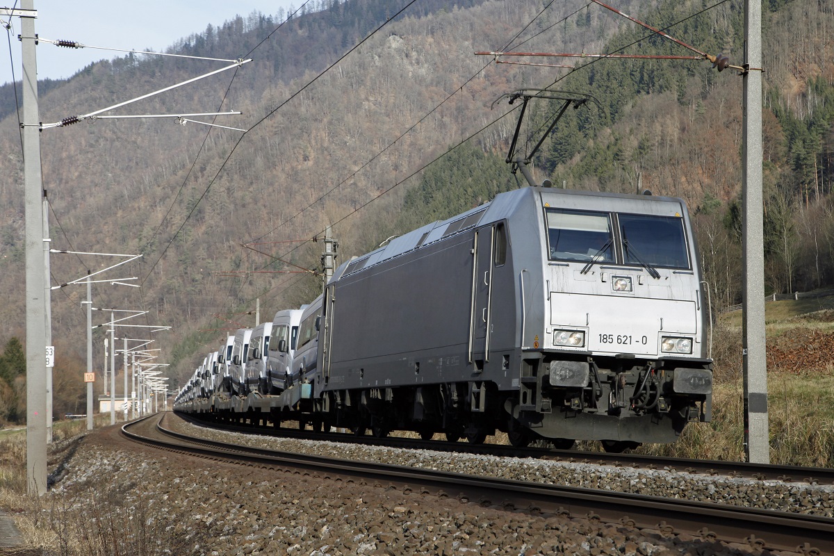 185 621 mit Güterzug zwischen Bruck/Mur und Pernegg am 7.12.2016.