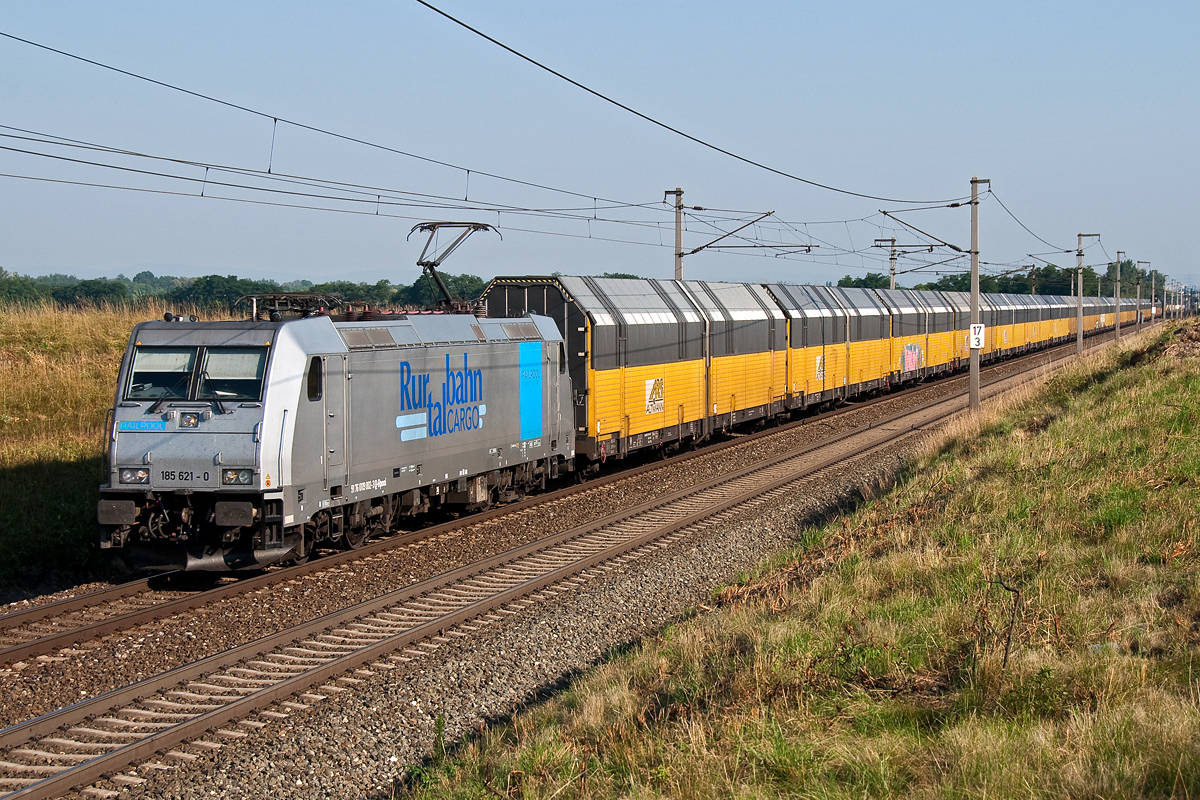 185 621, unterwegs mit einem Altmann Ganzzug in Richtung Osten. Gramatneusiedl. am 19.07.2014. 