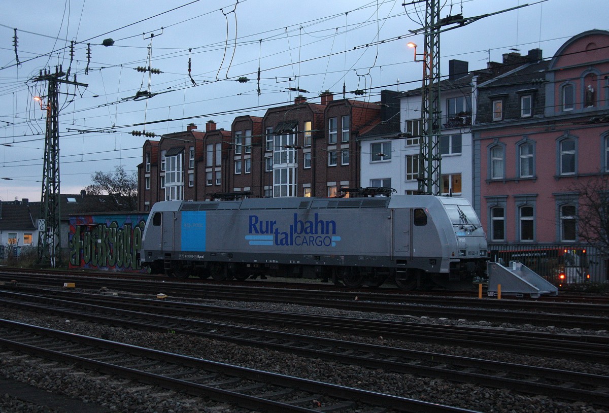 185 622-8 (119 003-1) von der Rurtalbahn steht abgestellt im Aachener-Hbf in der Abendstimmung vom Abend am 6.1.2015.
