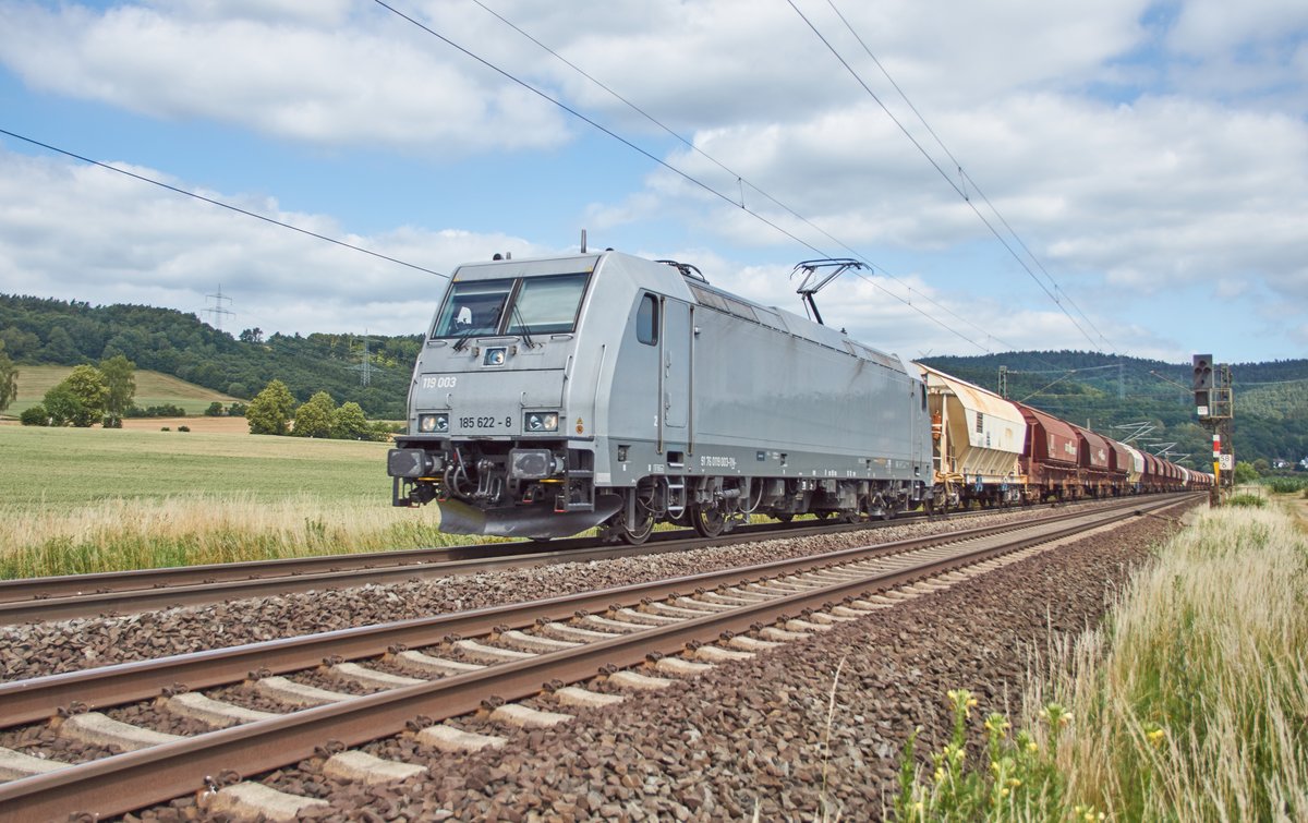 185 622-8 (119 003-1N) ist mit einen Schüttgutzug am 20.06.2018 bei Reilos unterwegs.
