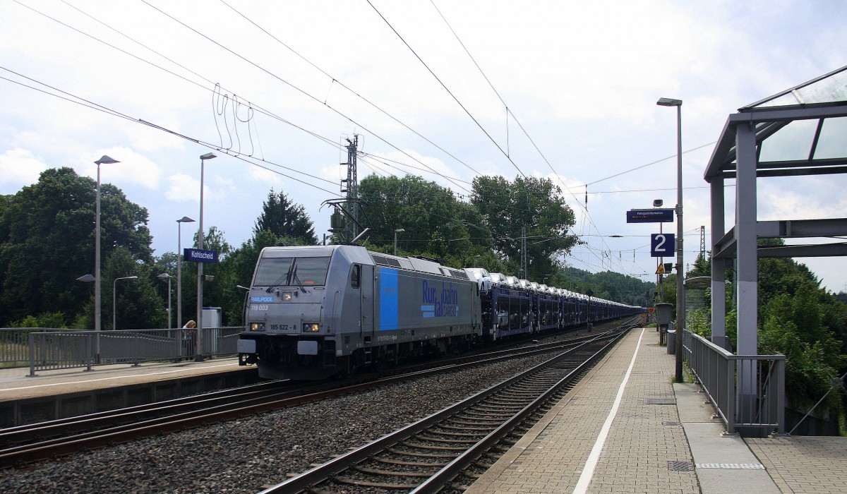 185 622-8(119 003-1) von der Rurtalbahn kommt als Umleiter aus Richtung Aachen-West mit einem langen Autozug aus Tongeren(B) nach Passau(D) und fährt durch Kohlscheid und fährt in Richtung Herzogenrath,Neuss. Bei Sonne und Regenwolken am Mittag vom 30.7.2015.