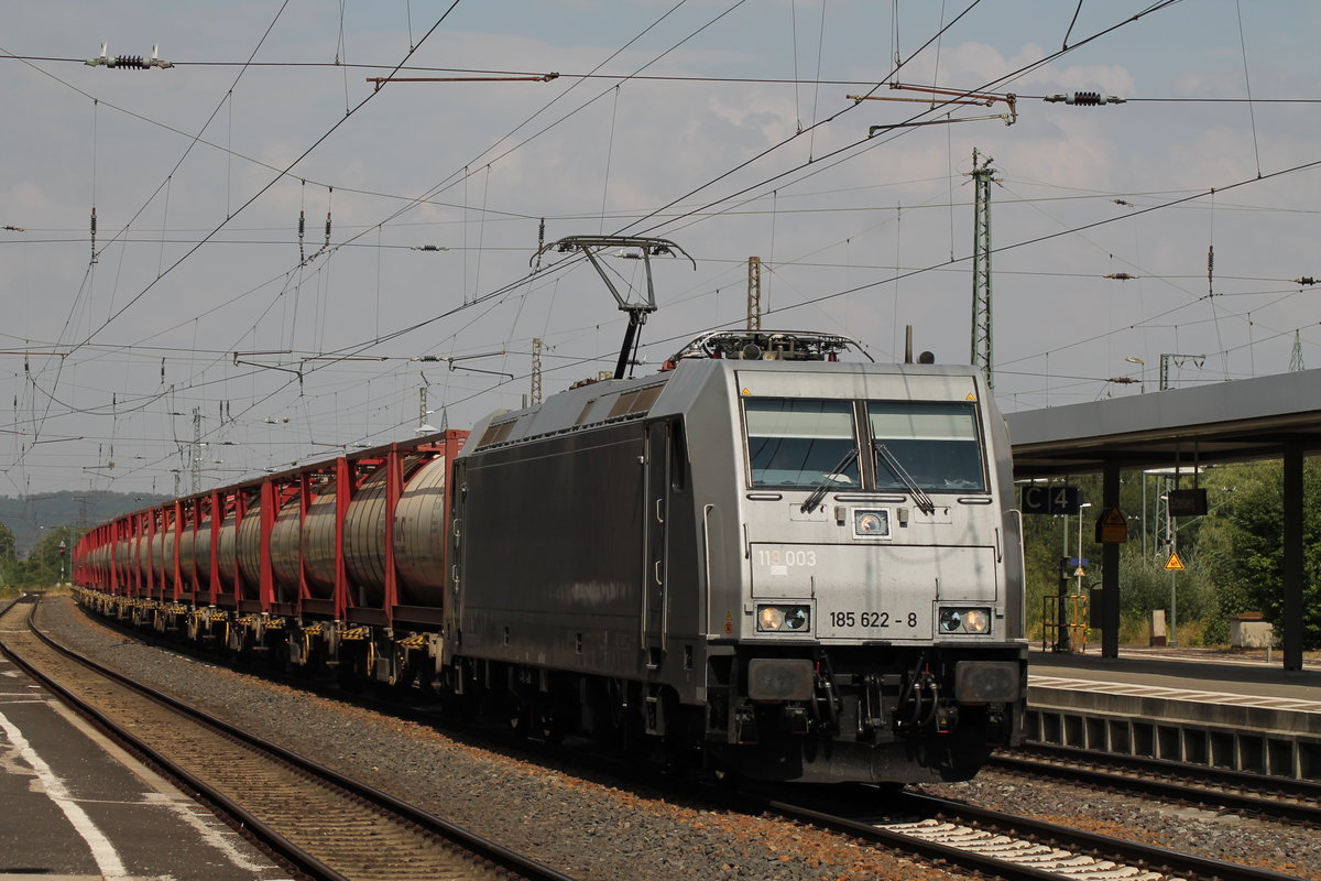 185 622 am 09.08.2018 mit Tankcontainern Richtung Kassel. Aufgenommen in Eichenberg.