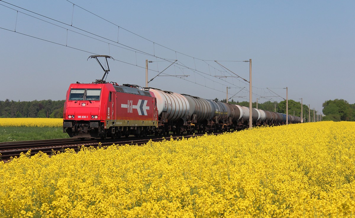 185 630-1, ehemals HGK jetzt RHC, fährt am 29.04.2014 mit einen Kesselzug am Bü 42,485 zwischen Peine und Vechelde vorbei.