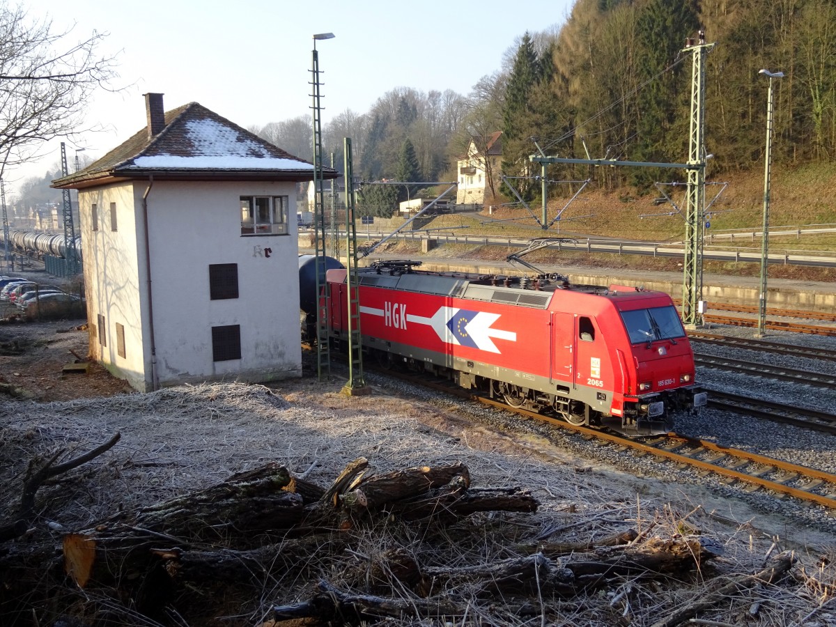 185 630-1 der HGK steht am 17. Februar 2015 mit einem Kesselwagenzug am ehemaligen Stellwerk Krf im Bahnhof Kronach.