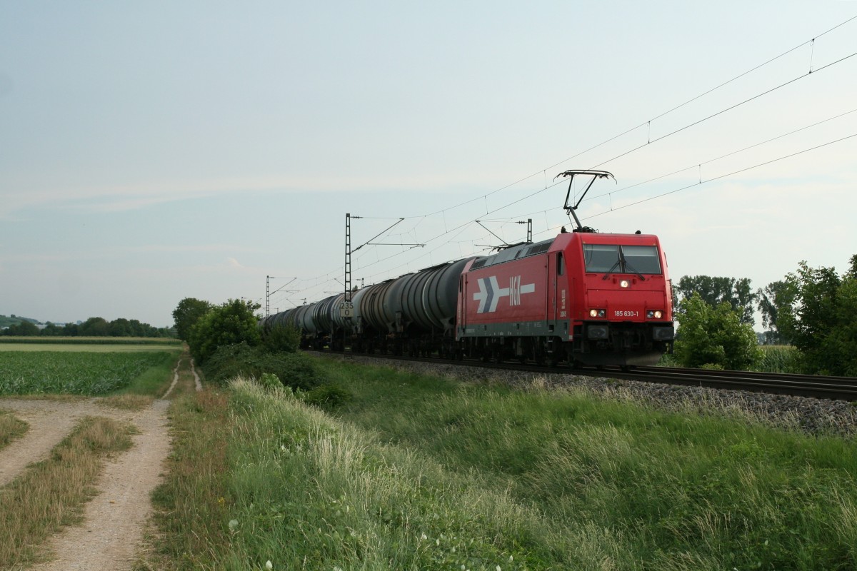 185 630-1 mit einem Kesselzug Richtung Norden am Abend des 06.08.13 bei H�gelheim.