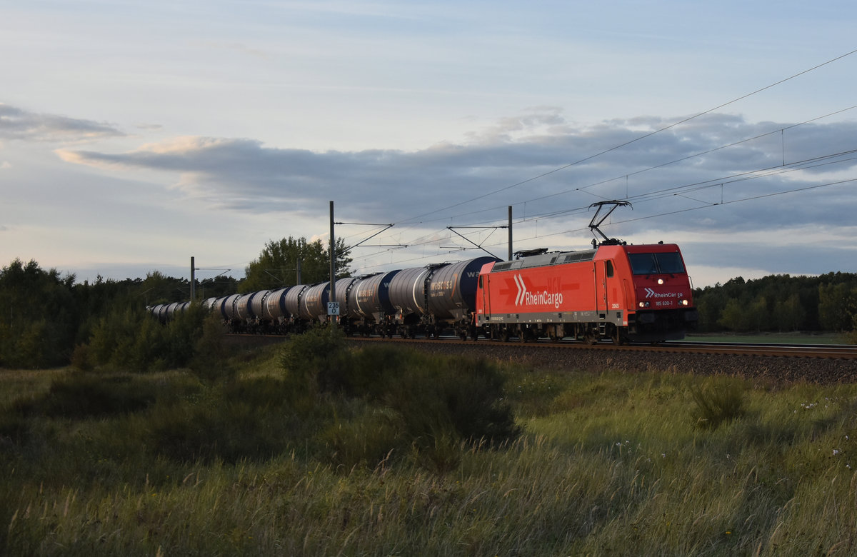 185 630-1 der RheinCargo zieht seine Kesselwagen von Wascosa in Richtung Hagenower Land. 3km östlich von Büchen, 25.09.2018.