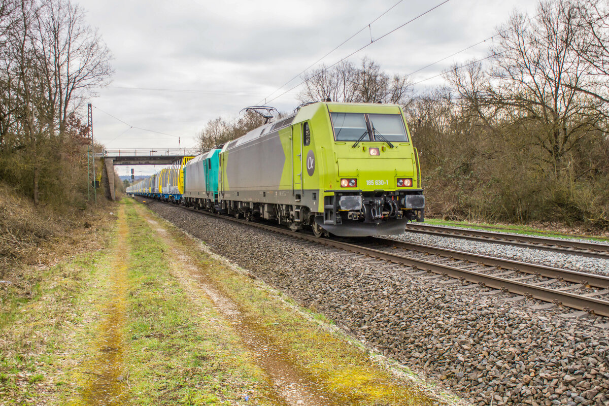 185 630-1 u.185 677-4 zu sehen am 22.03.2023 bei Kerzell mit einem leeren Holzzug