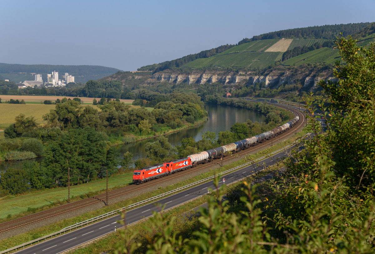 185 630 und 185 603 beide RHC-HGK mit Kesselwagen Richtung Süden bei Himmelstadt am 10.9.2016.