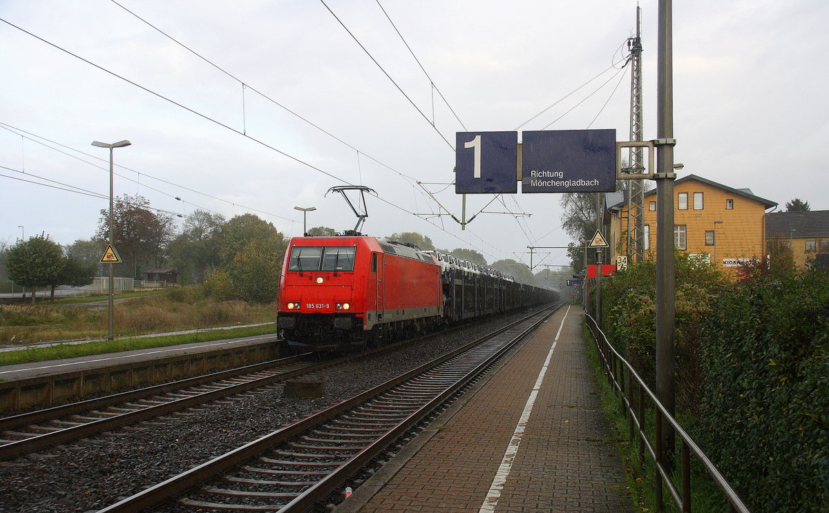 185 631-9 von Crossrail kommt mit einem  langen Dacia-Autozug aus Ciumesti(RO) nach Tongeren(B) und kommt aus Richtung nd kommt aus Richtung Mönchengladbach-Hbf,Rheydt-Hbf,Wickrath,Beckrath,Herrath,Erkelenz,Baal,Hückelhoven-Baal,Brachelen und fährt durch Lindern in Richtung Süggerath,Geilenkirchen,Frelenberg,Zweibrüggen,Übach-Palenberg,Rimburg,Finkenrath,Hofstadt,Herzogenrath, Kohlscheid,Richterich,Laurensberg,Aachen-West.
Aufgenommen vom Bahnsteig 1 in Lindern.
Bei Regenwetter am Nachmittag vom 22.10.2017.