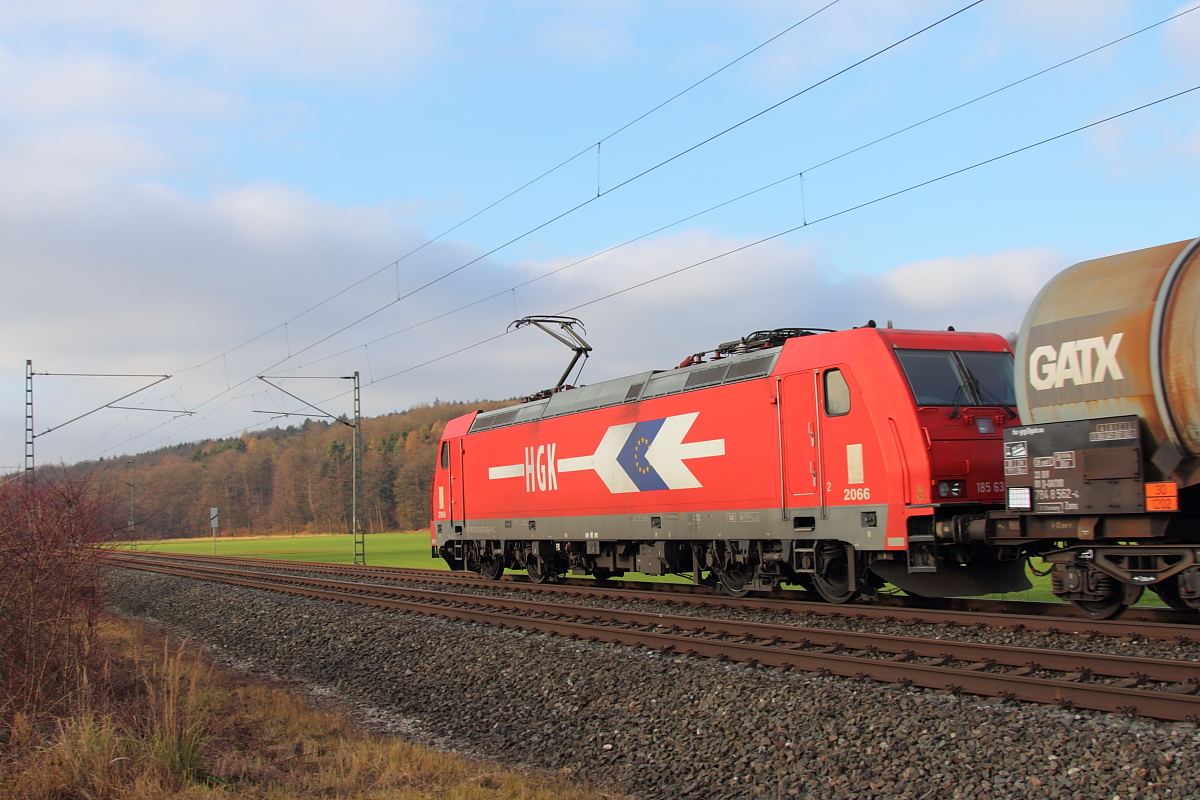 185 631-9 der RheinCargo bei Küps am 17.12.2016.