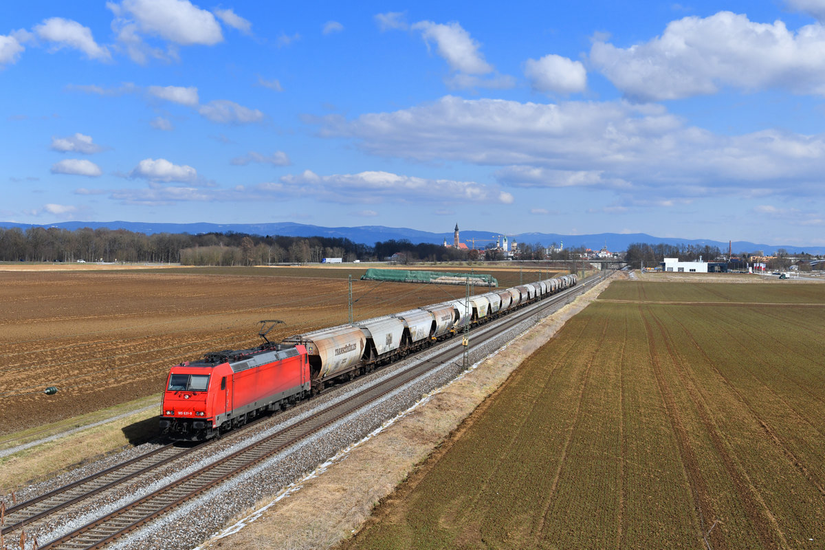 185 631 mit einem Getreidezug am 21.03.2018 bei Straubing. 
