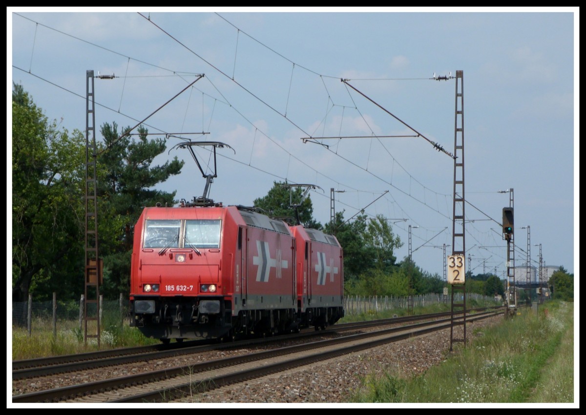 185 632  + 185 630 beide angehörig der Häfen und Güterverkehr Köln AG (HGK) sind am 1.8.14 LZ auf der Rheinbahn unterwegs in Richtung Karlsruhe.
Fotografiert bei Wiesental.