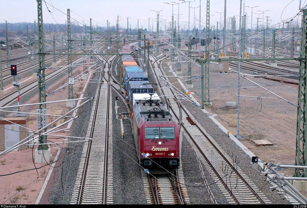 185 632-7 Emons als Containerzug passiert die Zugbildungsanlage Halle (Saale) in südlicher Richtung. Aufgenommen von der Berliner Brücke. [24.2.2018 | 9:15 Uhr]
Leider hängt die Lok etwas in der Oberleitung. Hätte ich mich ein Stück weiter nach rechts bewegt, wäre der Ausleger im Weg gewesen.
Das Bild durchlief die Selbstfreischaltung. (Dieser Hinweis steht hier nicht aus Stolz, sondern um die anderen User über die Makel des verbesserungswürdigen Bildes informieren.)