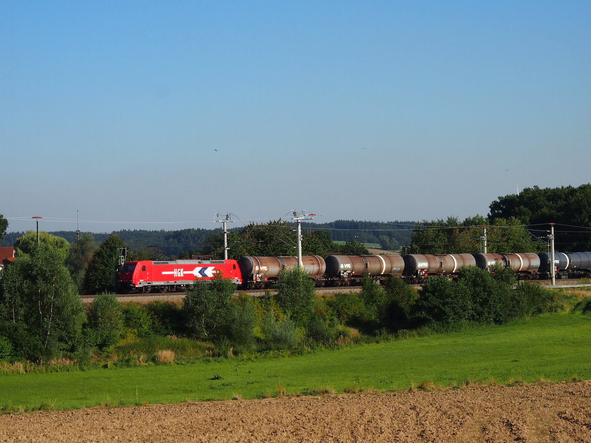 185 632 fährt als DGS 52521 vom Münchner Flughafen Tanklager zum wieder voll tanken nach Vohburg Werksbahnhof. Am 26.08.16 kurz hinter Petershausen.