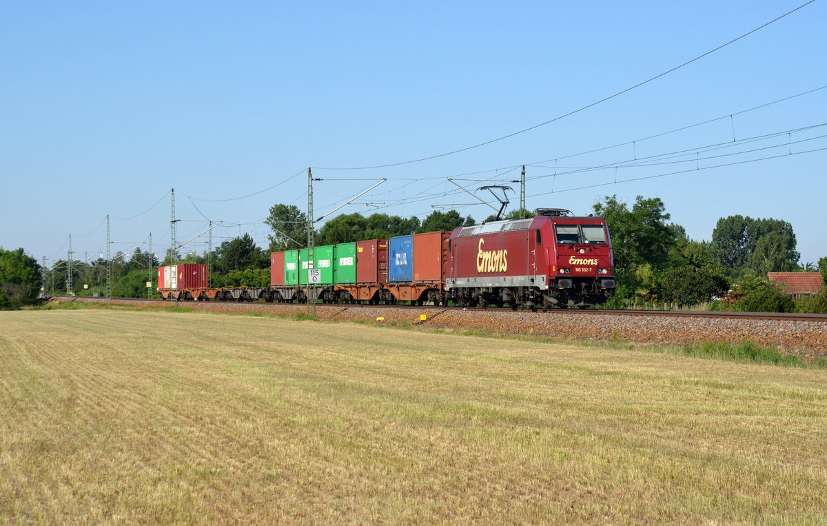 185 632 schleppte am 29.06.19 einen kurzen Containerzug durch Gräfenhainichen Richtung Wittenberg.